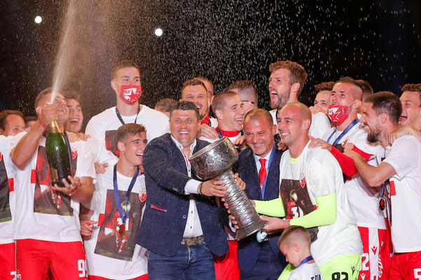 ZBOG BORJANOVOG GOVORA NA ŠAMPIONSKOJ PROSLAVI GOREĆE SRBIJA: Golman Zvezde isprozivao rivale pesmom Delija!