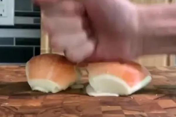 OVAJ KLIP SU POGLEDALI MILIONI LJUDI: On kaže da je ovo JEDINI PRAVI NAČIN da se iseče luk! (VIDEO)