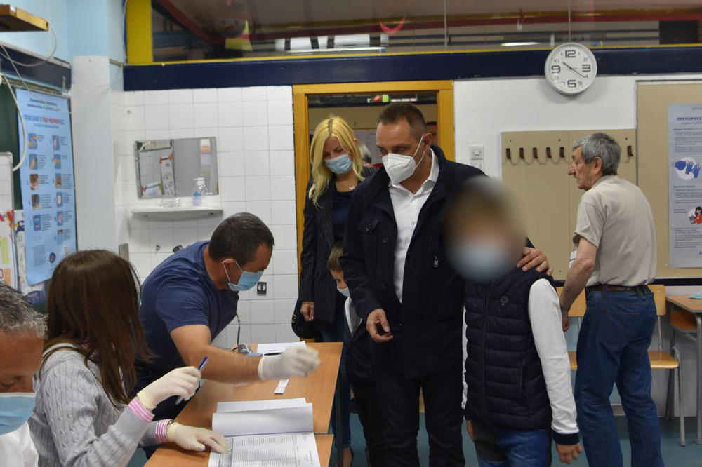 GLASAO I MINISTAR ODBRANE: Aleksandar Vulin sa porodicom na Vidikovcu izvršio građansku dužnost!