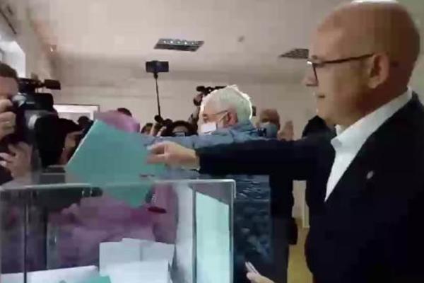 Vučević sa porodicom na biralište, poslao poruku građanima Srbije (VIDEO)