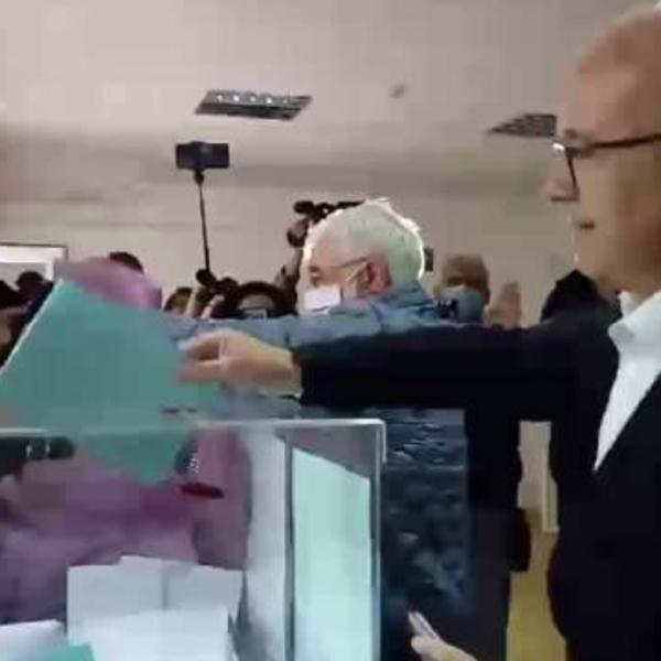 Vučević sa porodicom na biralište, poslao poruku građanima Srbije (VIDEO)