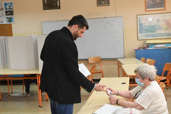 Šapić glasao na Novom Beogradu! (FOTO)