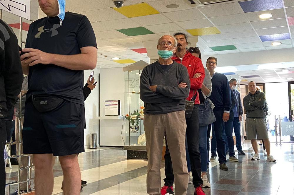 NEMA VEZE ŠTO JE PREDSEDNIK: Pogledajte kako Vučić UREDNO čeka u redu za glasanje (FOTO)