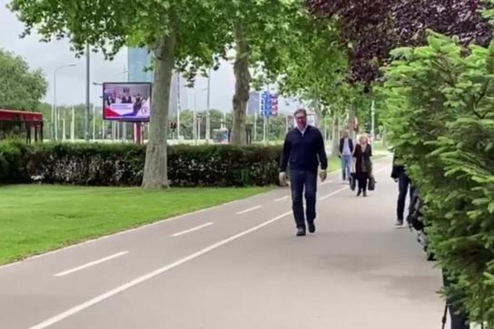 VUČIĆ IZAŠAO NA IZBORE: Predsednik Srbije sam glasao na Novom Beogradu!