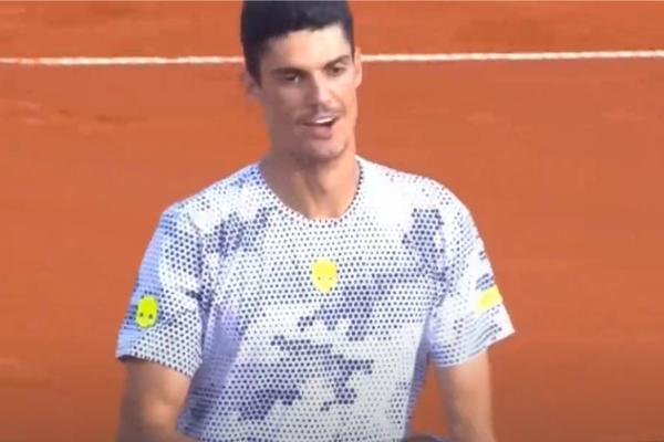 KAD PITERA UJEDE PAUK ON POSTANE SPAJDERMEN: A kad Petrovića ujede pčela on počisti sa terena Gren slem šampiona!