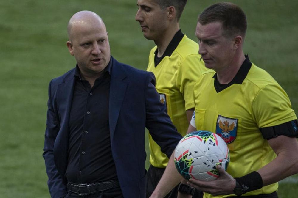 DIREKTOR POKAZAO SREDNJI PRST NAVIJAČIMA, PA OTKRIO DA LI NIKOLIĆ DOBIJA OTKAZ: Pred njega su postavljeni zahtevi!