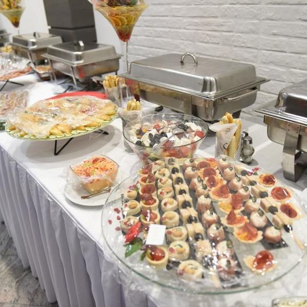 OVAKO SLUŽE U SNS: Trpeza je prepuna, meni da se raspametiš! (FOTO)