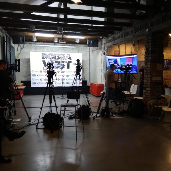 I OPOZICIJA PRATI VUČIĆEV GOVOR: Đurišić kao da će zaplakati od govora