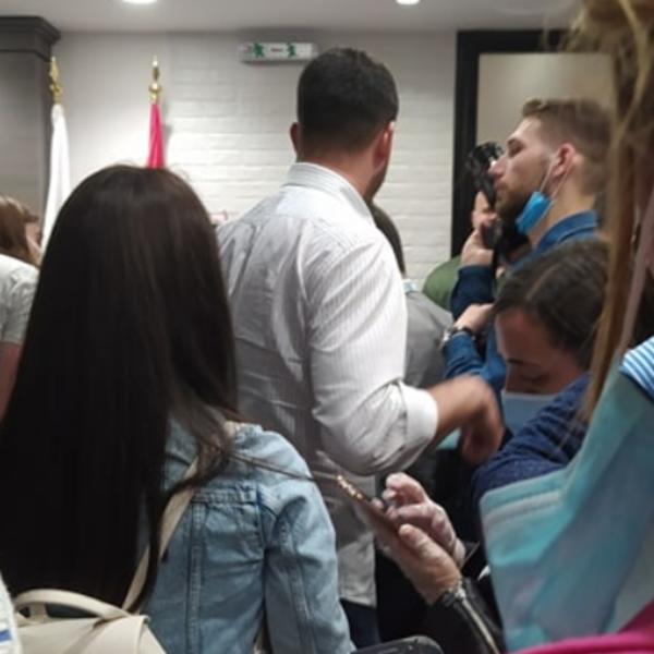 U SNS ŠTABU SU SVI GLEDALI U ZGODNOG MIŠIĆAVOG MOMKA U BELOJ KOŠULJI: Kada se okrenuo, SVE NAM JE BILO JASNO (FOTO)