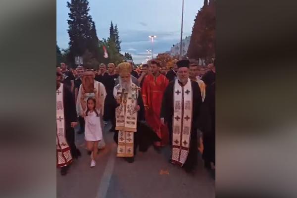 VERNICI NA NOGAMA, LITIJA U CRNOJ GORI NIKAD JAČA:Snimak govori više od milijardu reči, Amfilohije na čelu! (UŽIVO)