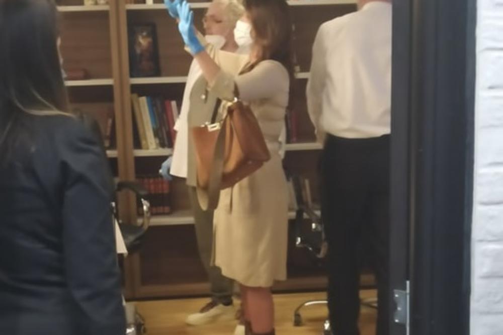 U SKRIVENU SOBU SNS UŠLA JE ONA I PODIGLA OBE RUKE: Zanimljiva scena iz štaba naprednjaka (FOTO)