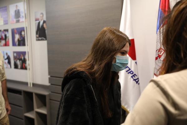 DA LI STE PREPOZNALI OVU DEVOJKU SA MASKOM NA LICU: U štabu SNS-a su SVI GLEDALI U NJU (FOTO)