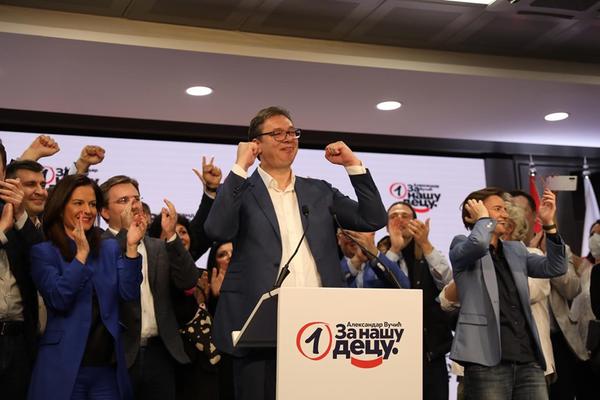 VUČIĆ JE PRE IZLASKA NA GOVORNICU OKAČIO FOTKU NA INSTAGRAMU: Jasno je sve sad! (FOTO)