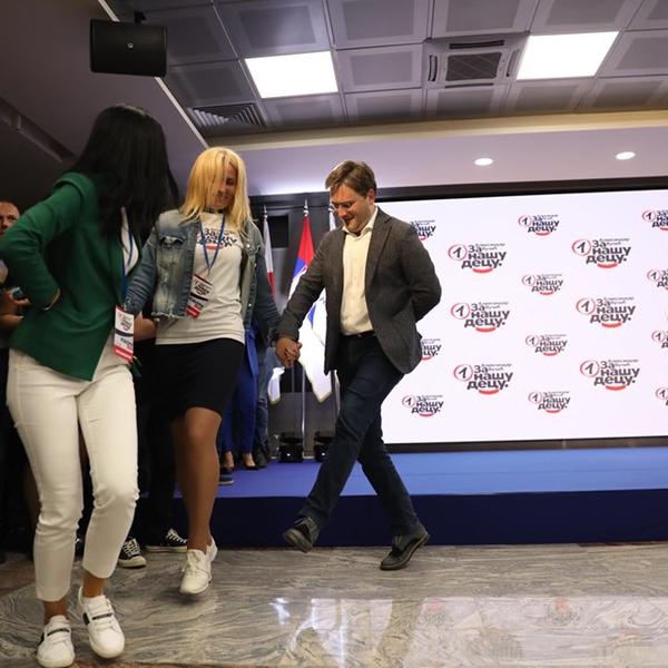 RASPALJENO KOLCE U IZBORNOM ŠTABU SNS: Sve pršti! (VIDEO)