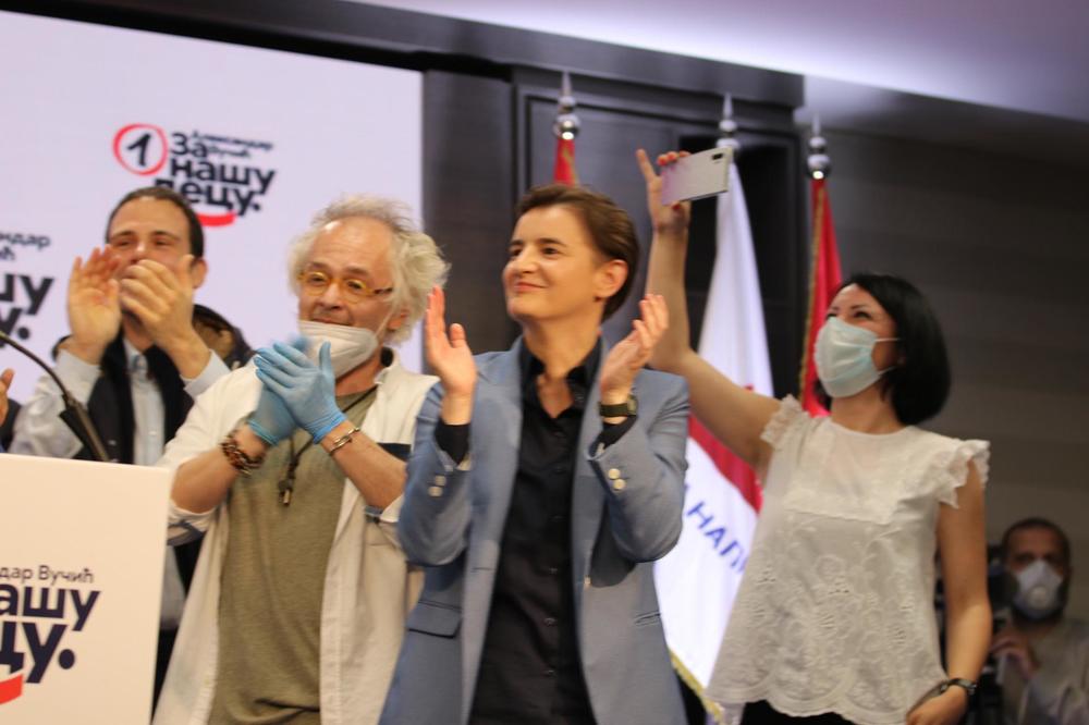 DOK JE VUČIĆ DRŽAO GOVOR, ANA BRNABIĆ JE NEŠTO ŠAPNULA TASOVCU: Njegova reakcija je HIT (FOTO)