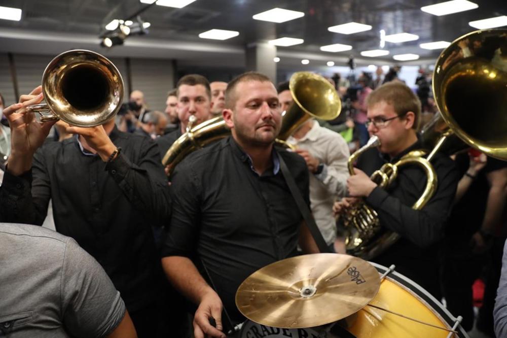 OVAKO IZGLEDA SLAVLJENIČKI STO U SNS: Bogato, a toči se i šampanjac (FOTO) (VIDEO)