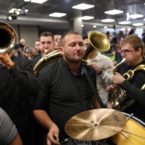 OVAKO IZGLEDA SLAVLJENIČKI STO U SNS: Bogato, a toči se i šampanjac (FOTO) (VIDEO)