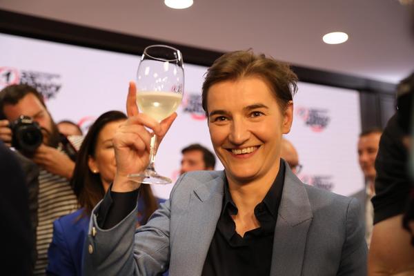 I PREMIJERKA SE VESELI: Nazdravila je, sreću ne može da sakrije! (FOTO)