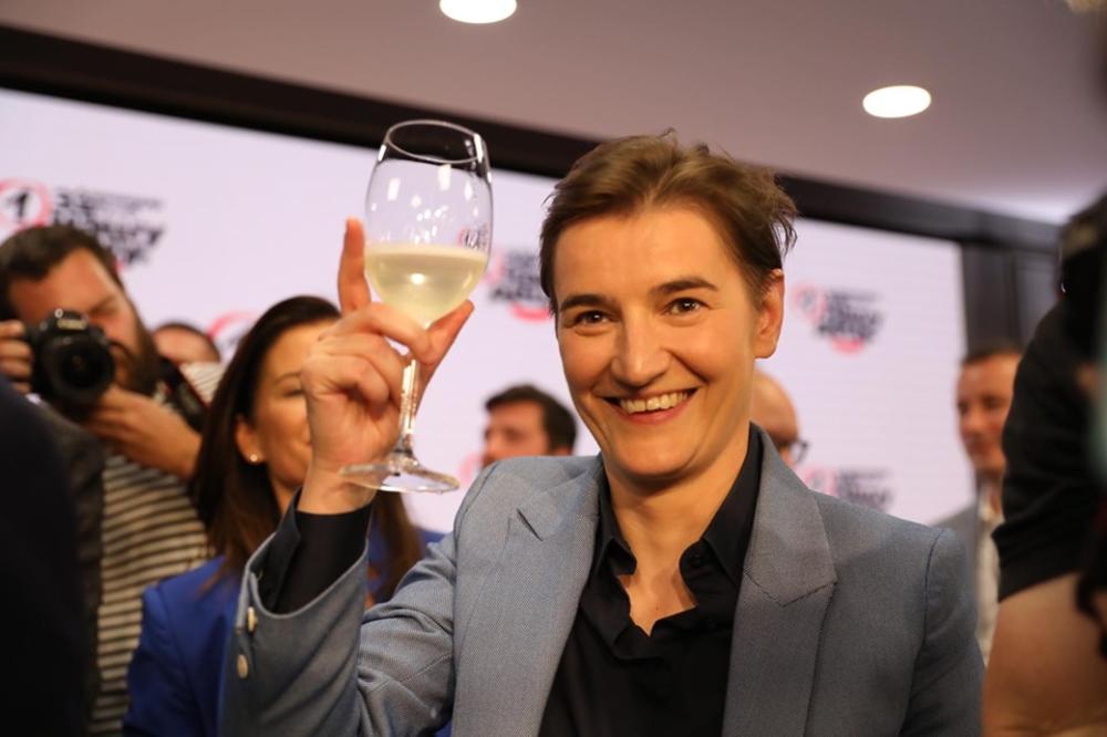 I PREMIJERKA SE VESELI: Nazdravila je, sreću ne može da sakrije! (FOTO)