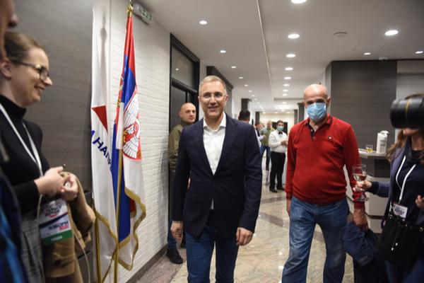 NAJVEĆE IZNENAĐENJE U ŠTABU SNS! Svi su se pitali GDE JE, a onda se POJAVIO U PONOĆ! (FOTO)