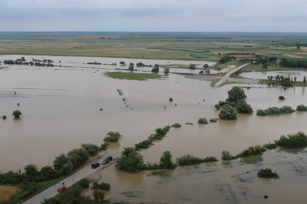 IZLIO SE TAMIŠ, ZATVORIO CEO 1 PUT! U Tomaševac ljudi mogu samo OKOLO (VIDEO)