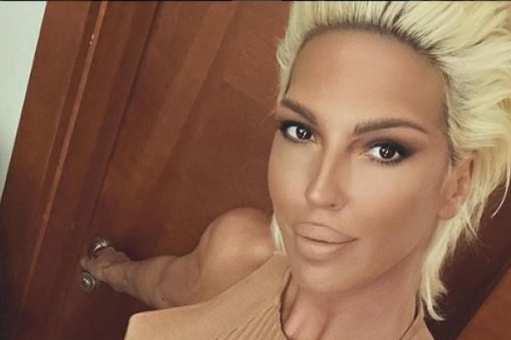 PROVIDNE MREŽASTE ČARAPE, SVE SE VIDI I ISPADA: JK je izbacila slike od kojih muškarcima ispada vilica! (FOTO)