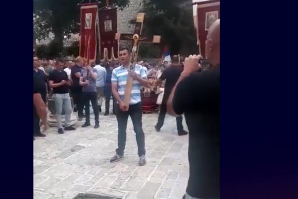 ON JE ODUŠEVIO SRBIJU I CRNU GORU: Policajac koji je predvodio litiju u Budvi dao otkaz pa poslao snažnu poruku!