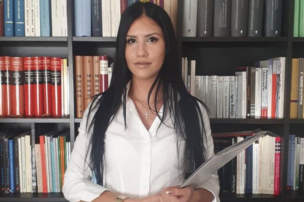 KO JE LEPOTICA KOJA ULAZI U SKUPŠTINU SRBIJE? Na proslavi SPS sve oči su bile uprte u Dubravku Kralj (FOTO)