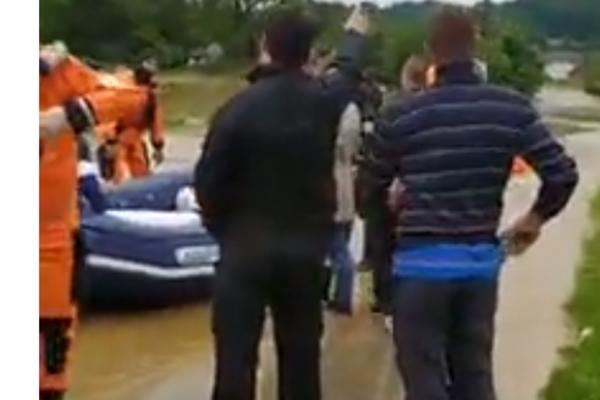OPŠTI HAOS U KRUPNJU, MEŠTANE PREVOZE ČAMCIMA! Voda nosi sve pred sobom!(VIDEO)