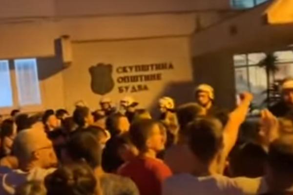 DRAMA U BUDVI: Policija obezbeđuje zgradu OPŠTINE, Carević i Radović pozvali građane da se raziđu