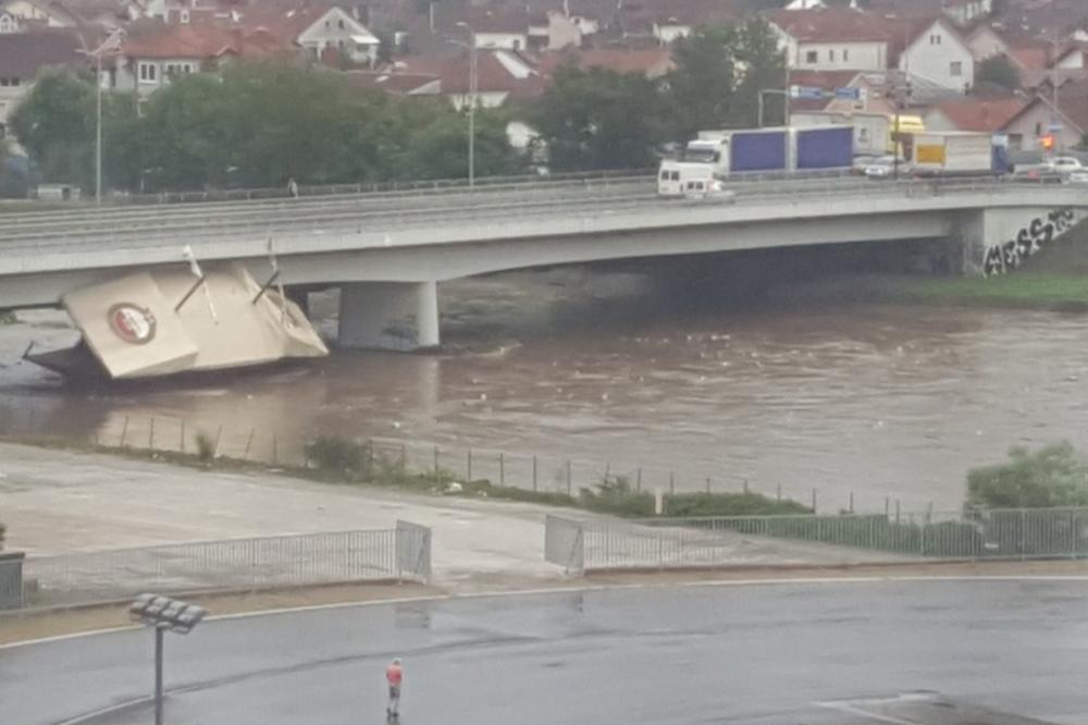 VOJSKA U KRALJEVU ZBOG POPLAVA! Oglasilo se i Ministarstvo odbrane