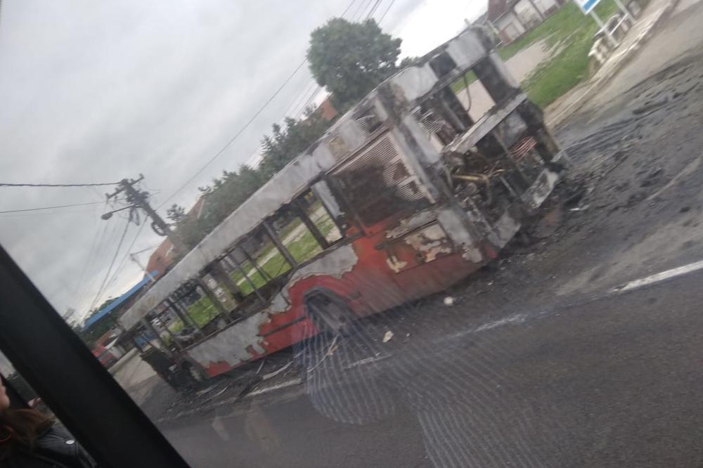 IZGOREO AUTOBUS NA SMEDEREVSKOM PUTU: Jezivo je, ovo je sve što je od njega ostalo (FOTO)