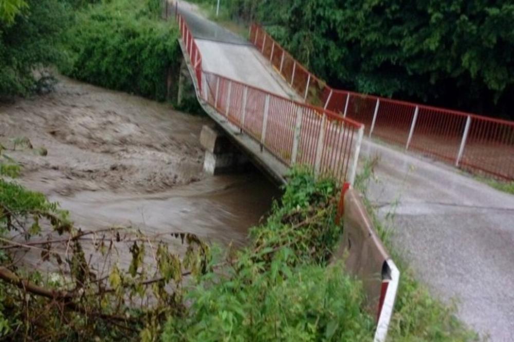 U IVANJICI JE KATAKLIZMA! Bujica je odnela CELU ŠTALU SA ŽIVOTINJAMA! Ljudi ovako nešto ne pamte (VIDEO)