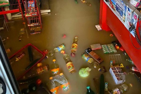 PLUTAJU FLAŠE ULJA, JAJA, KRASTAVAC... Užasne scene iz prodavnice u Osečini (FOTO)