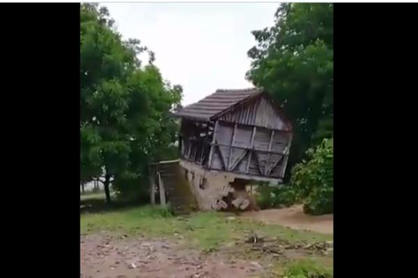 LJUDI, SRUŠIĆE SE! ODE! Na dramatičnom snimku iz Srbije vidi se kako BUJICA RUŠI KUĆU! (VIDEO)