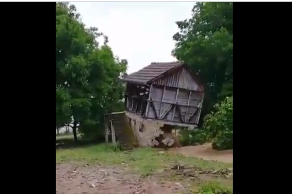 LJUDI, SRUŠIĆE SE! ODE! Na dramatičnom snimku iz Srbije vidi se kako BUJICA RUŠI KUĆU! (VIDEO)