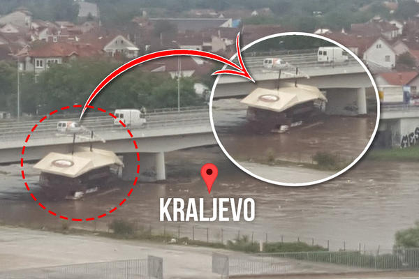 STRAVIČAN PRIZOR IZ VELIKOG SRPSKOG GRADA: Bujica nosi sve pred sobom, ovo zaglavljeno ispod mosta je SPLAV! (FOTO)