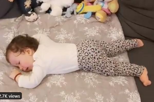 MALA SOFIJA JE POTPUNO NEMOĆNA! Posle ovog klipa nećete moći da ne pošaljete SMS! Pomozite, dobri ljudi! (VIDEO)