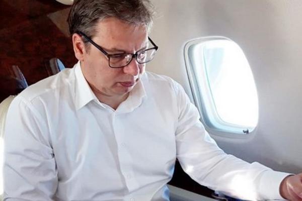 VUČIĆ SE U AVIONU SPREMAO ZA SASTANAK SA PUTINOM: Ovaj detalj na slici niko nije primetio, a jako je važan (FOTO)