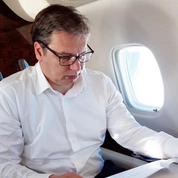 VUČIĆ SE U AVIONU SPREMAO ZA SASTANAK SA PUTINOM: Ovaj detalj na slici niko nije primetio, a jako je važan (FOTO)