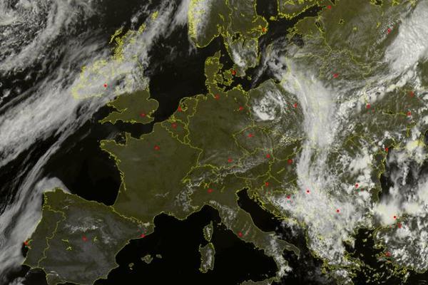 POGLEDAJTE KOLIKA JE OVO OBLAČINA IZNAD SRBIJE!!! Ovaj MONSTRUM nam plavi celu državu i ruši mostove! (VIDEO)
