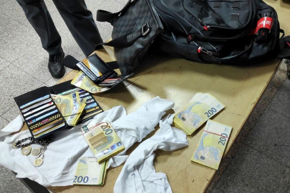 CARINICI SU ZAUSTAVILI 3 TIPA: Gledajte šta su probali da prošvercuju ispod pojasa u pantalonama (FOTO)