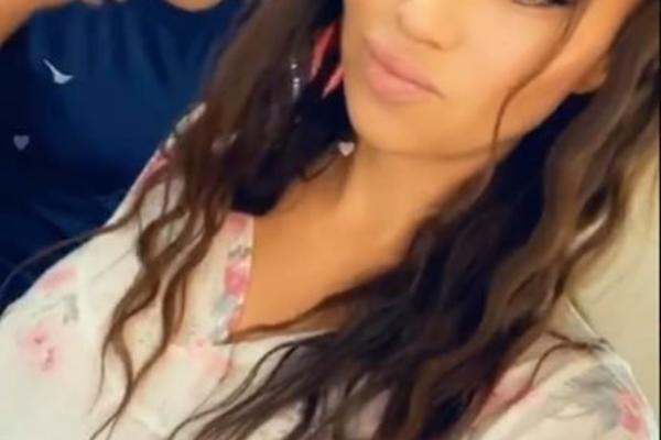 BOMBETINA I U ŠESTOJ DECENIJI! Stanijina majka je pozirala u malom bikiniju! Nema dalje od ovoga.... (FOTO)