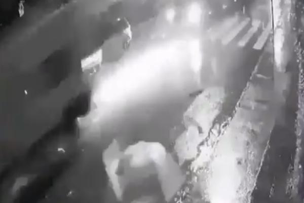 UZNEMIRUJUĆI SNIMAK STRAVIČNE NESREĆE NA PETLOVOM BRDU! Kombi je zaobišao autobus, a onda je pokosio pešaka