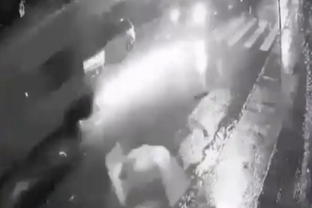 UZNEMIRUJUĆI SNIMAK STRAVIČNE NESREĆE NA PETLOVOM BRDU! Kombi je zaobišao autobus, a onda je pokosio pešaka