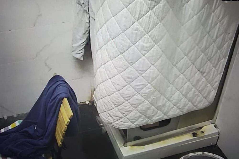 GLEDAOCI ZGROŽENI! Pogledajte šta su kamere snimile u Zadruzi! (FOTO)