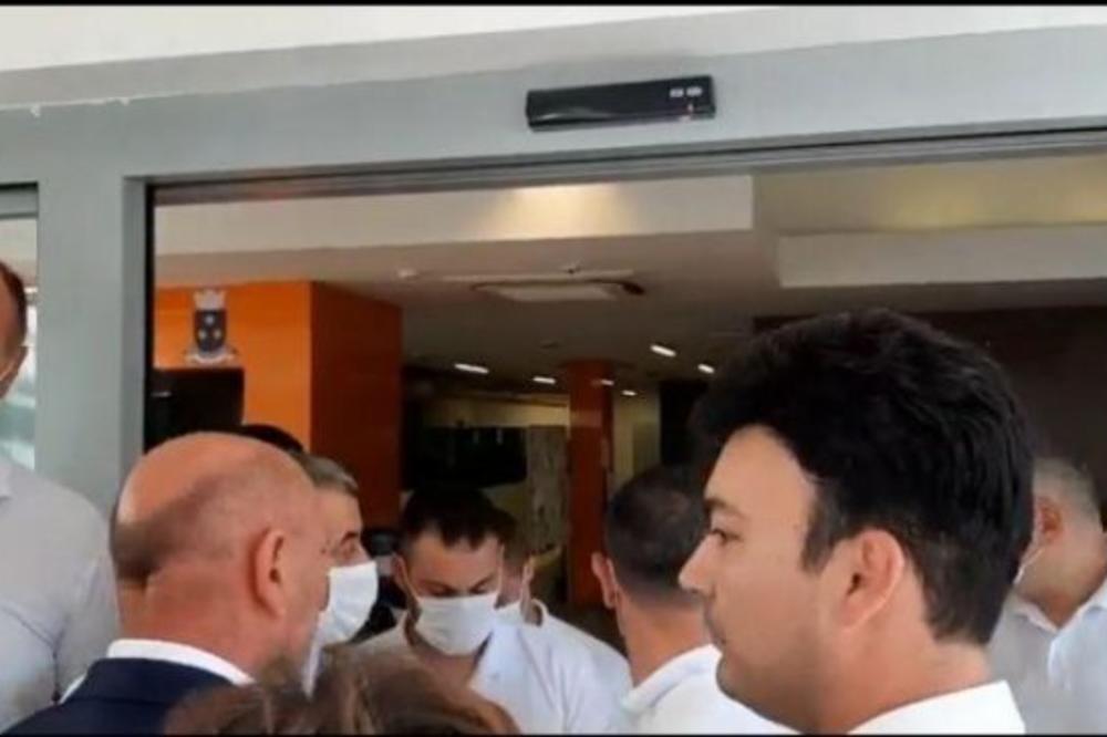 MILOV TEROR SE NASTAVLJA: Pogledajte kako su GORILE izgurale Carevića i Jovanovića iz OPŠTINE BUDVA (VIDEO)