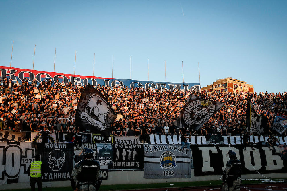 GROBARI DOČEKALI IGRAČE PARTIZANA U KRUŠEVCU: Sačekali su ih porukom koju nikad neće zaboraviti!