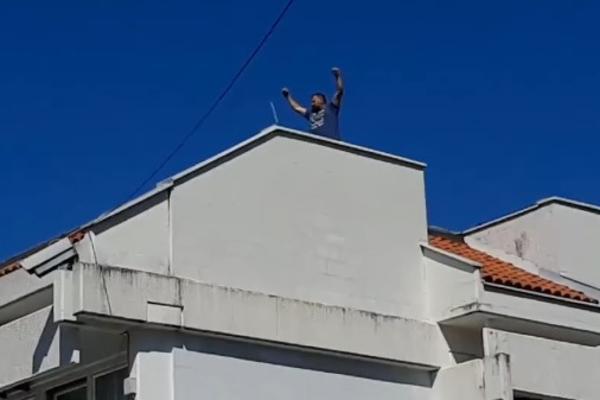 SLUŽBENIK OPŠTINE SE POPEO NA KROV I ZAPEVAO: Neviđene scene u Budvi (VIDEO)