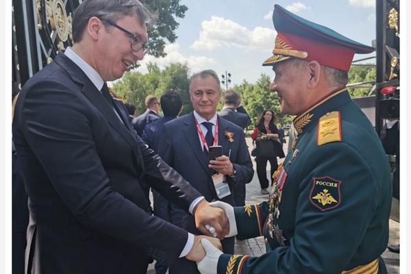SRDAČNO: Šojgu i Vučić se zagrlili nakon svečanosti na Crvenom trgu (FOTO)